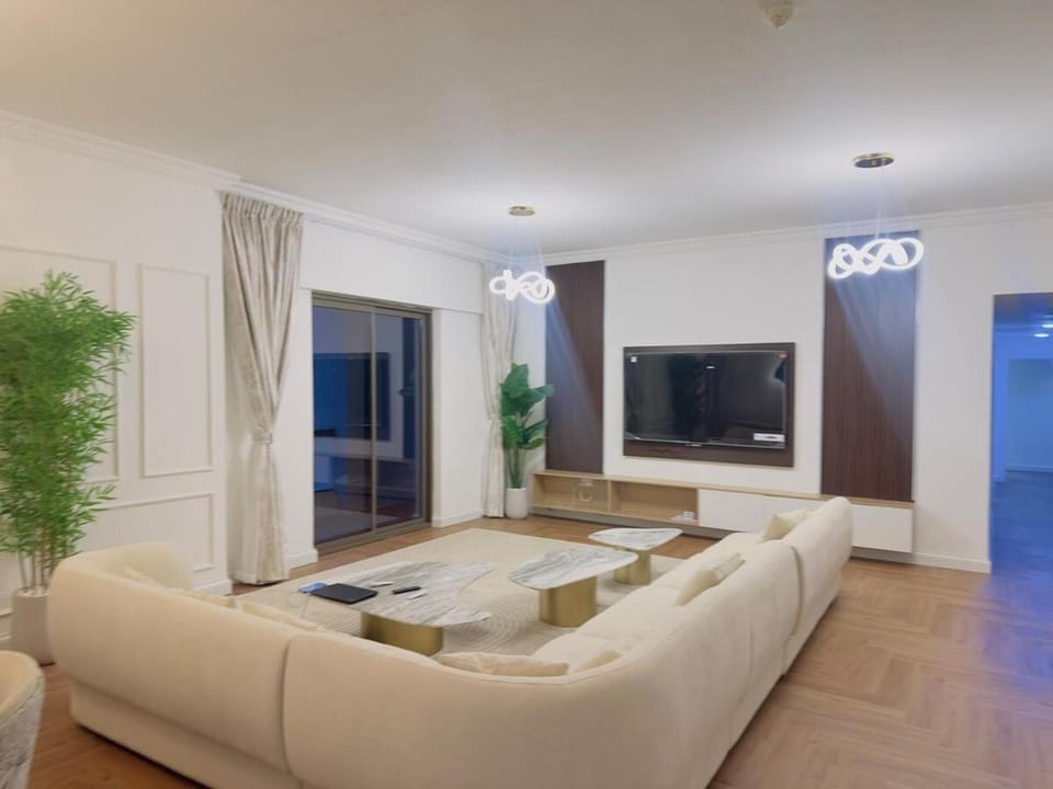 Luxury 4BR & Maid in JBR Furnished & Walk to Beach Apartment in Dubai