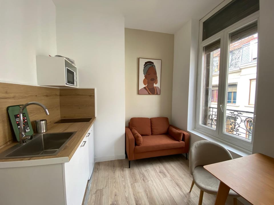 microwave, stove, kitchen