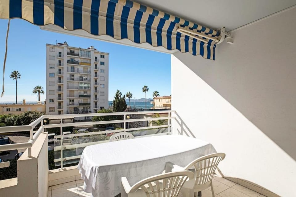 Les Tropiques bord de mer Apartment in Antibes