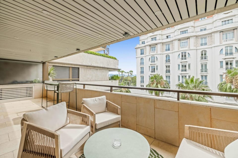 REF 2067 - Cannes Fully renovated apartment near the Croisette for rent Apartment in Cannes