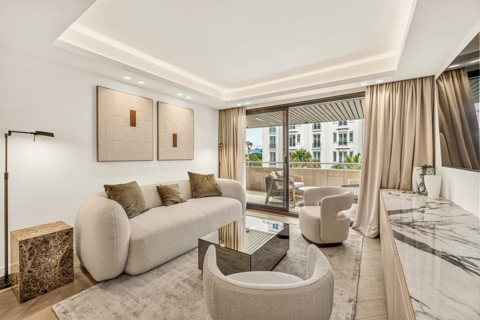 REF 2067 - Cannes Fully renovated apartment near the Croisette for rent Apartment in Cannes