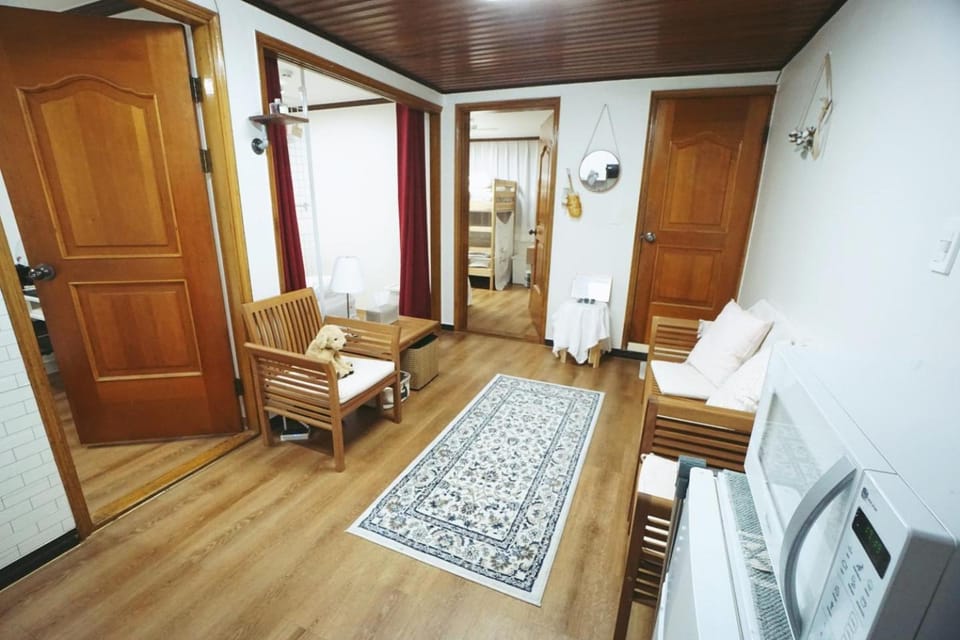 19, near hongik univ stn exit 7 Apartment in Seoul