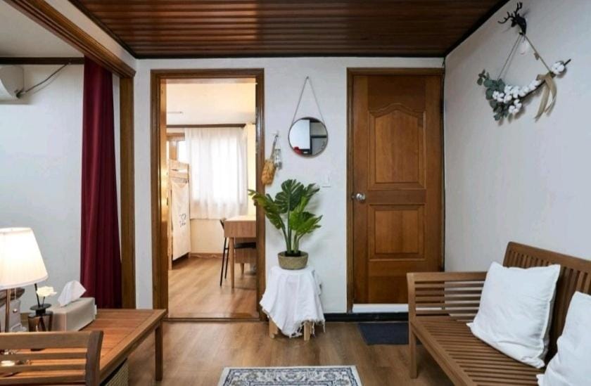 19, near hongik univ stn exit 7 Apartment in Seoul
