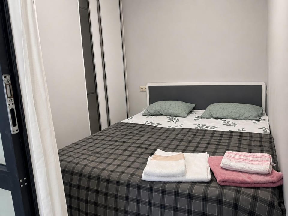 Bed, Bedroom, towels