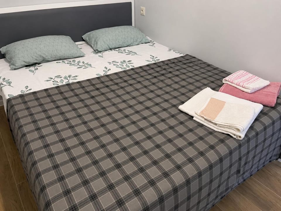 Bed, Bedroom, towels