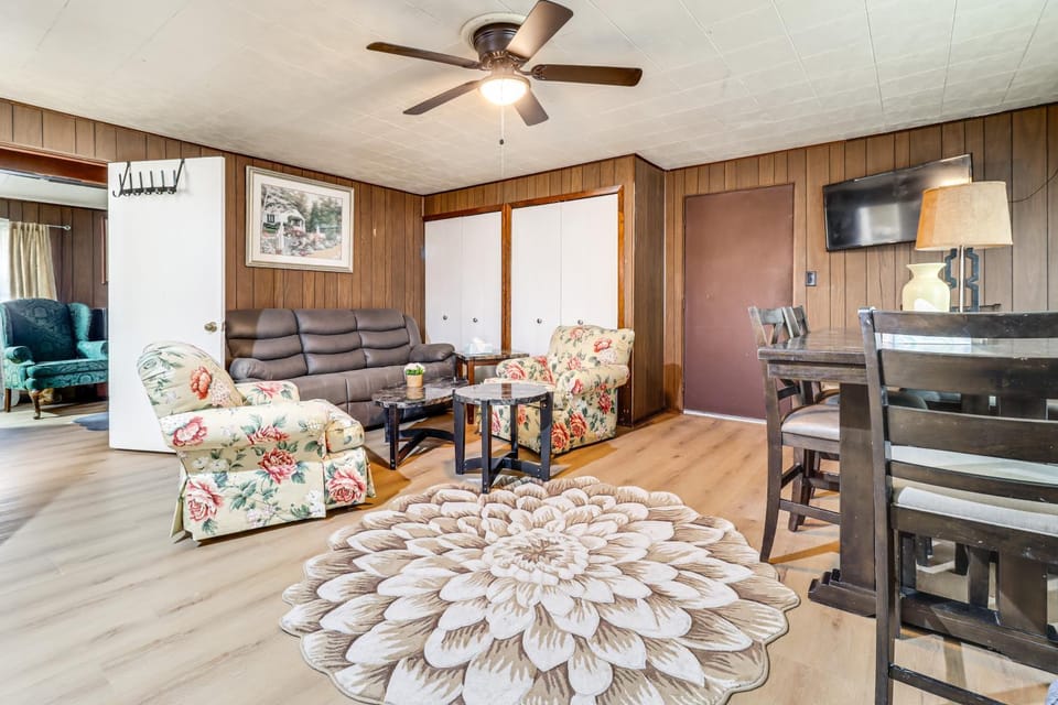 Metro Detroit Home Base w/ Yard, Pets Welcome! Apartment in Farmington Hills