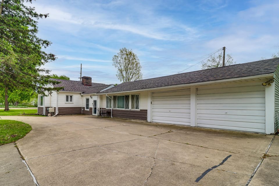 Metro Detroit Home Base w/ Yard, Pets Welcome! Apartment in Farmington Hills