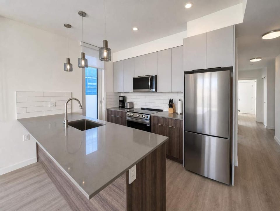 Modern 3BR2BA Suite with AC by Commercial Drive Apartment in Vancouver