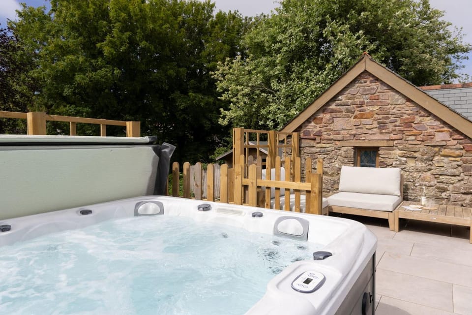 Hot Tub, Swimming pool, sunbed