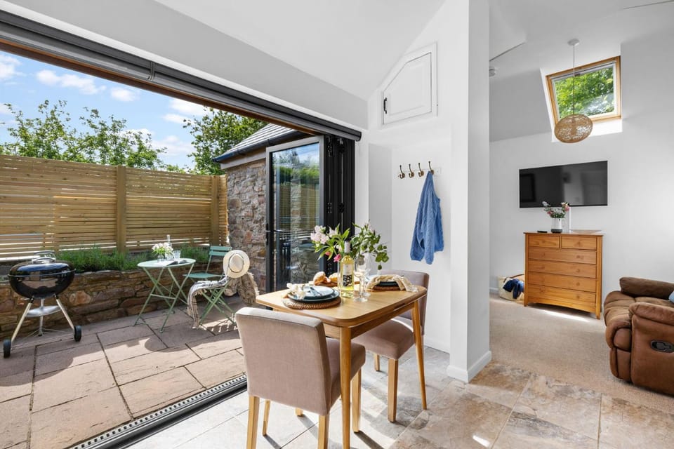 Property building, Patio, BBQ facilities, TV and multimedia, Living room, Seating area, Dining area