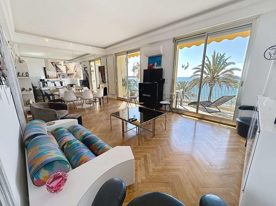 Communal lounge/ TV room, Living room, Seating area, Sea view
