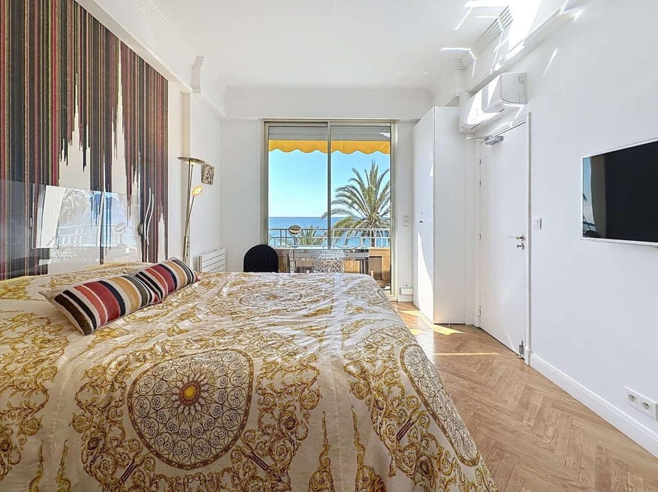 Bed, TV and multimedia, Bedroom