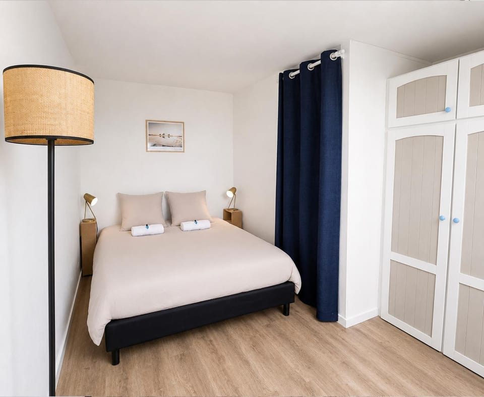 Photo of the whole room, Bedroom, heating, storage, towels