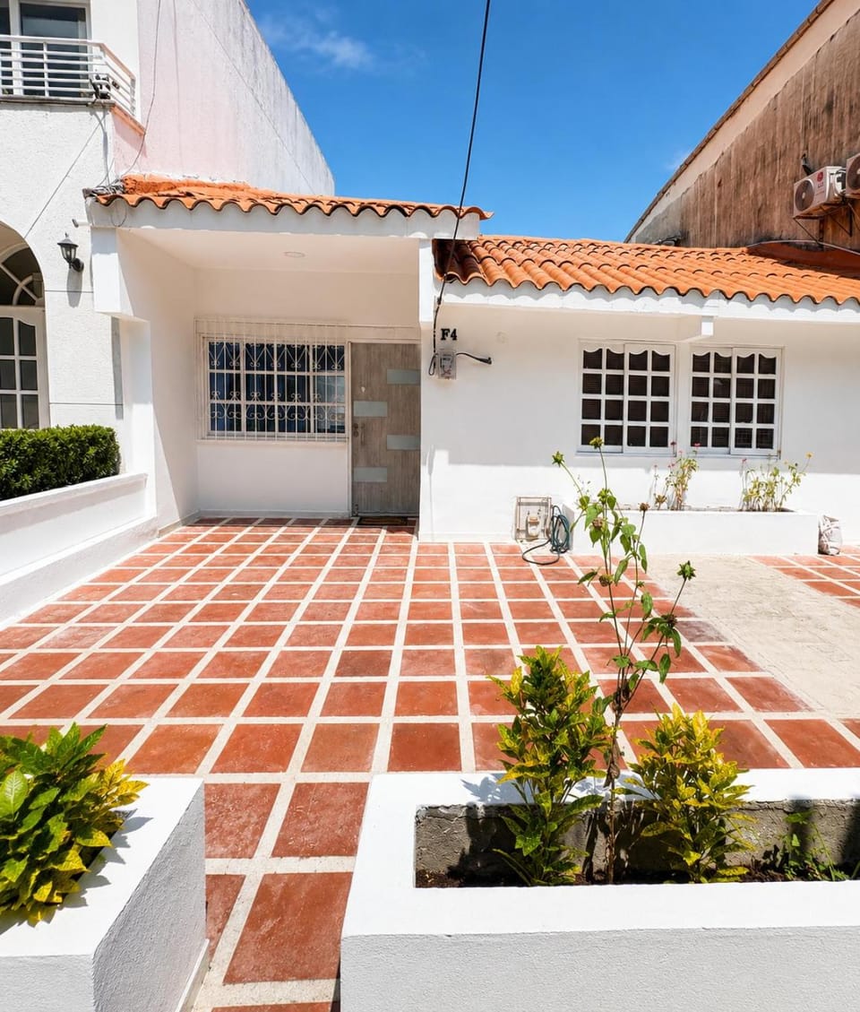 Facade/entrance, Balcony/Terrace