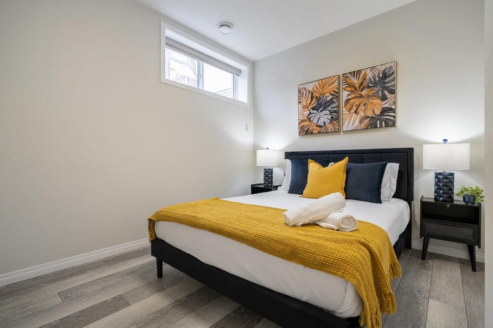2BR Stylish & Private Suite FREE Banff Pass Netflix Parking SE Calgary House in Calgary