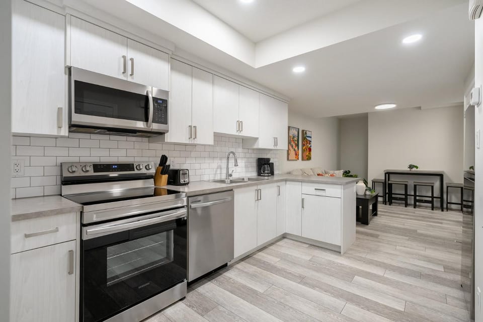 2BR Stylish & Private Suite FREE Banff Pass Netflix Parking SE Calgary House in Calgary