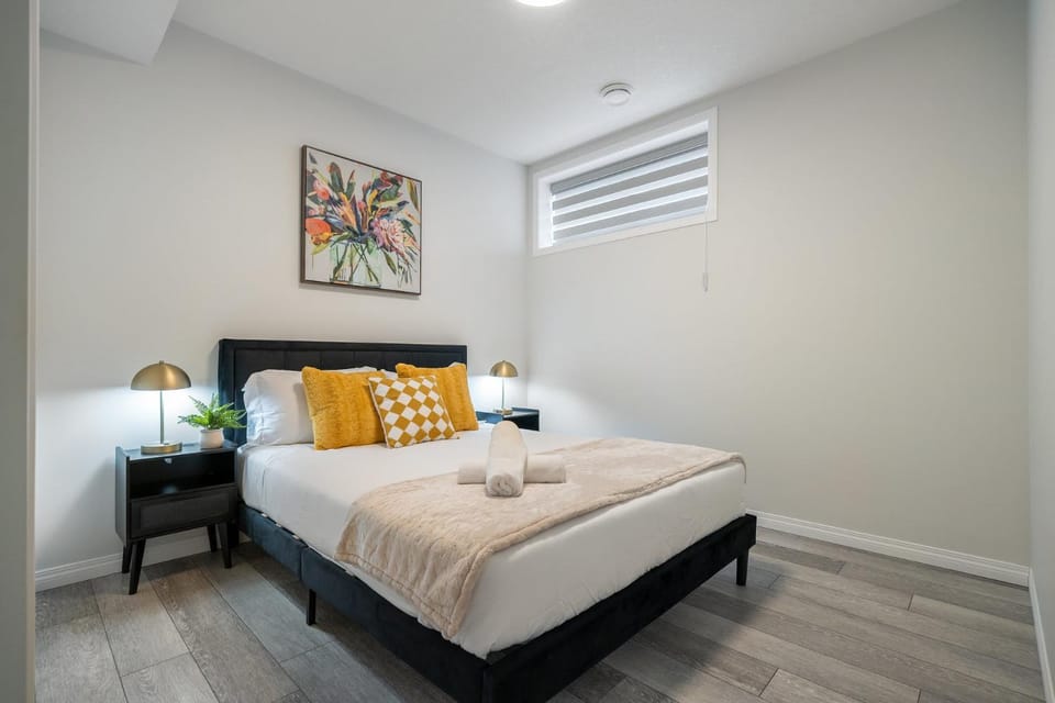 2BR Stylish & Private Suite FREE Banff Pass Netflix Parking SE Calgary House in Calgary