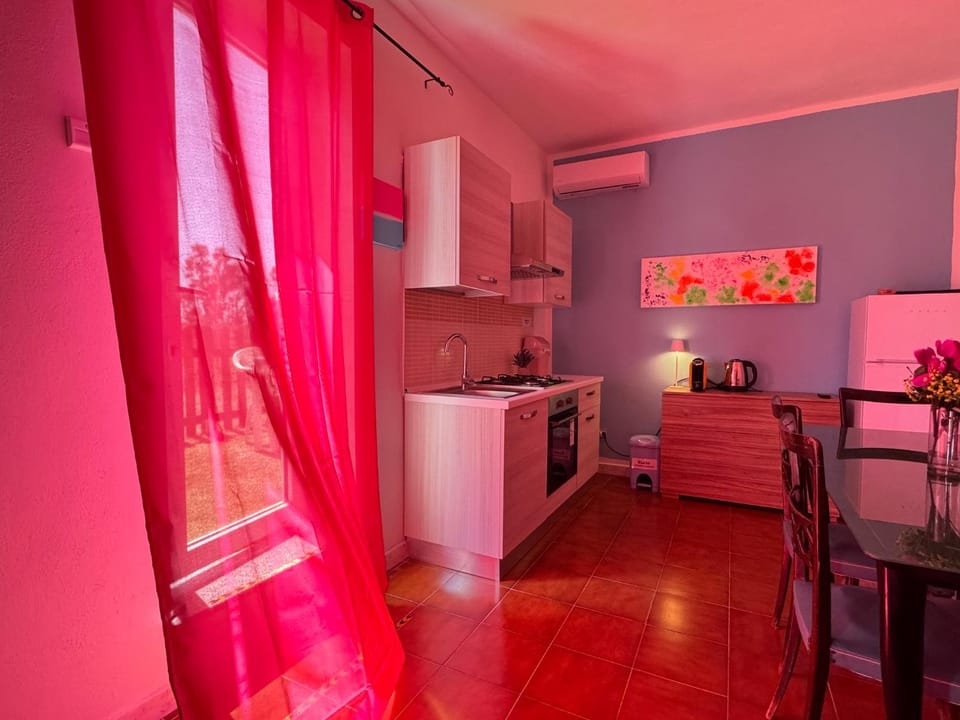 Kitchen or kitchenette, Living room, Seating area, Dining area, oven, pet friendly, stove