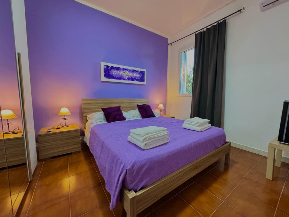 Bed, TV and multimedia, Photo of the whole room, Bedroom, towels, air conditioner