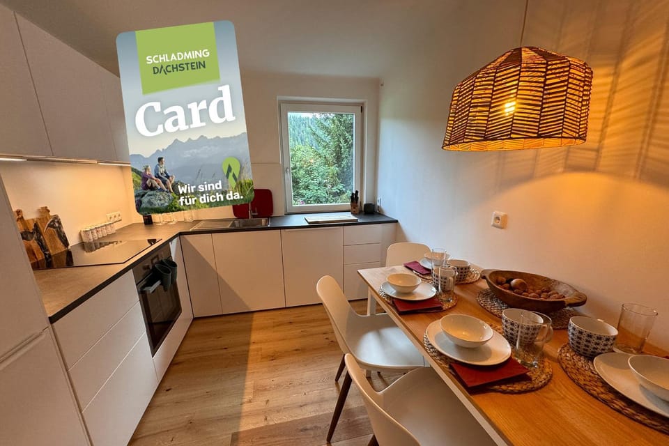 Kitchen or kitchenette, Seating area, Dining area, oven