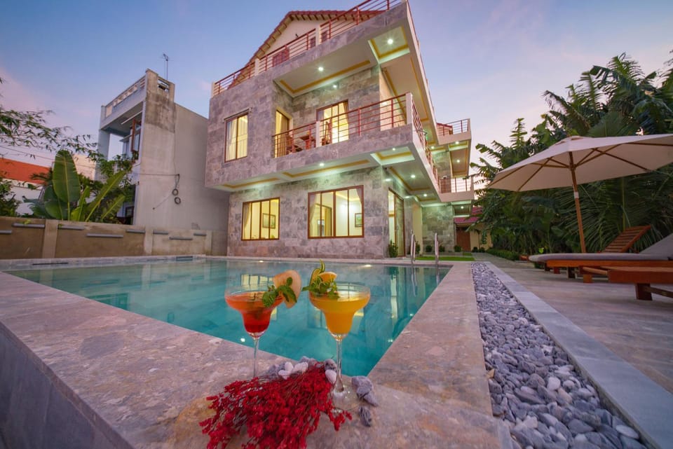 Property building, Pool view, Swimming pool, Swimming pool, sunbed