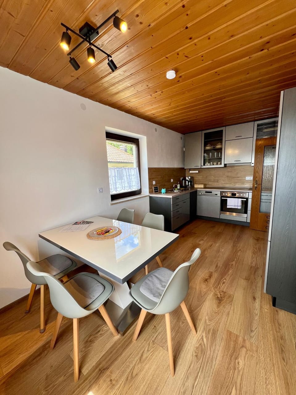 Kitchen or kitchenette, Dining area