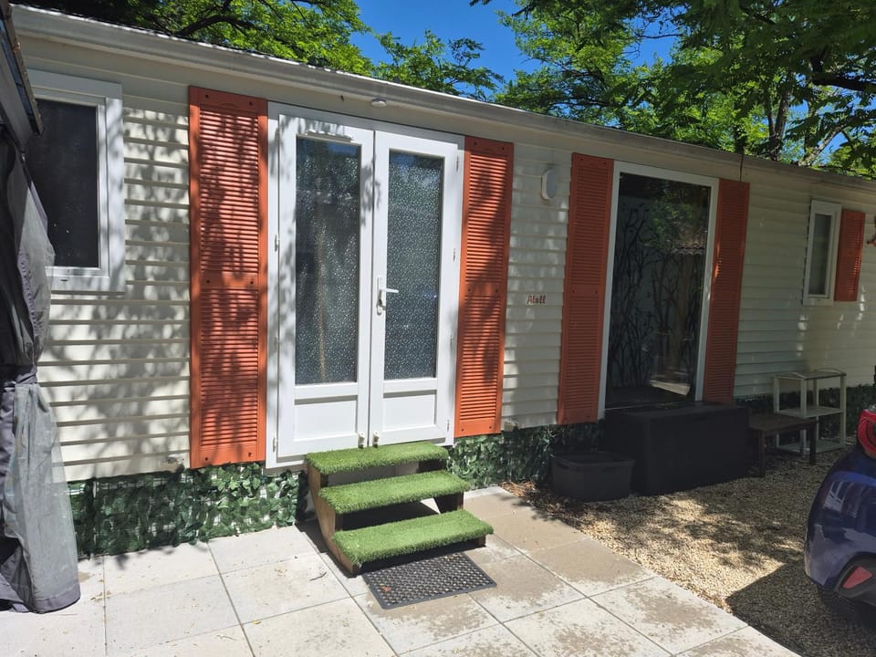 Mobilhome House in Pont-Saint-Esprit