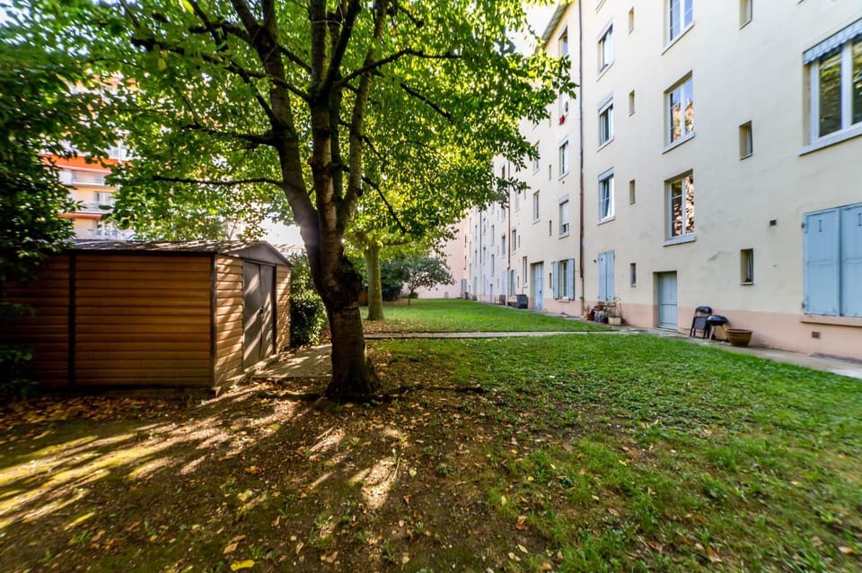 AllinLyon | Charme et verdure – Métro Flachet Apartment in Villeurbanne