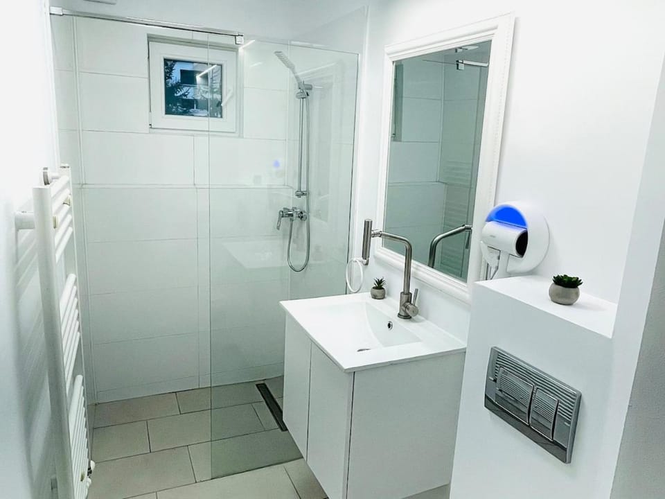 Quiet apartament with parking in Roman Apartment in Moldova