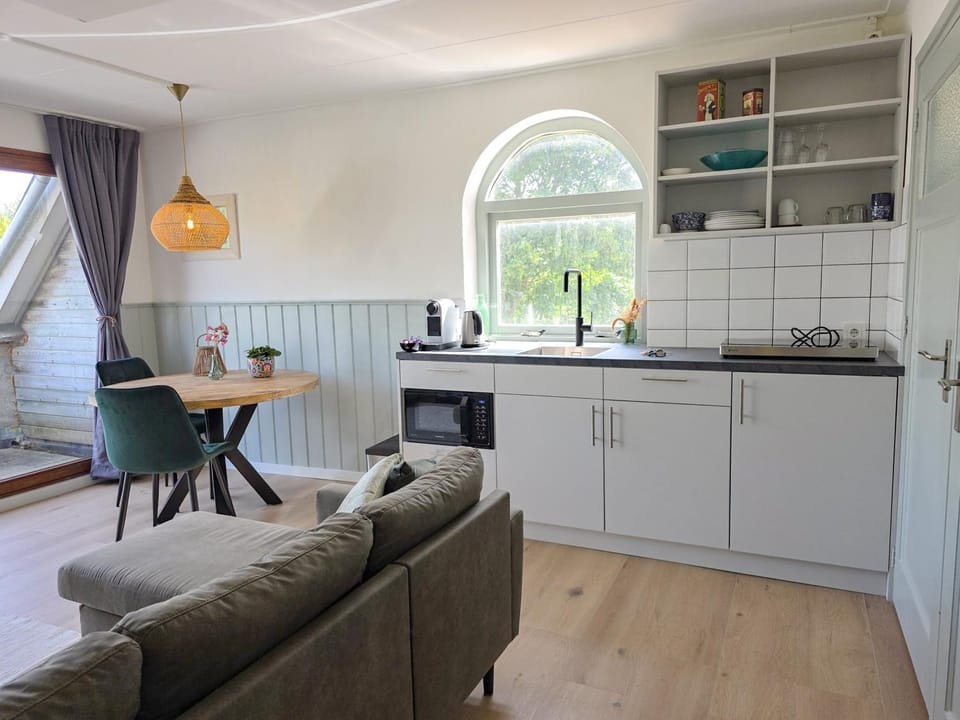 Seating area, Dining area, kitchen