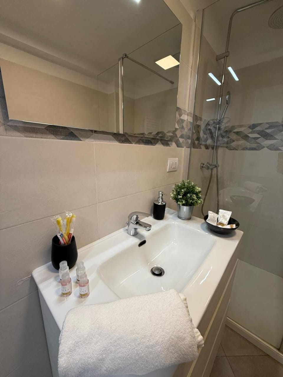 comfort loft Milano 3BR 3BA and fast Wi-Fi 15 minutes to Duomo Apartment in Milan