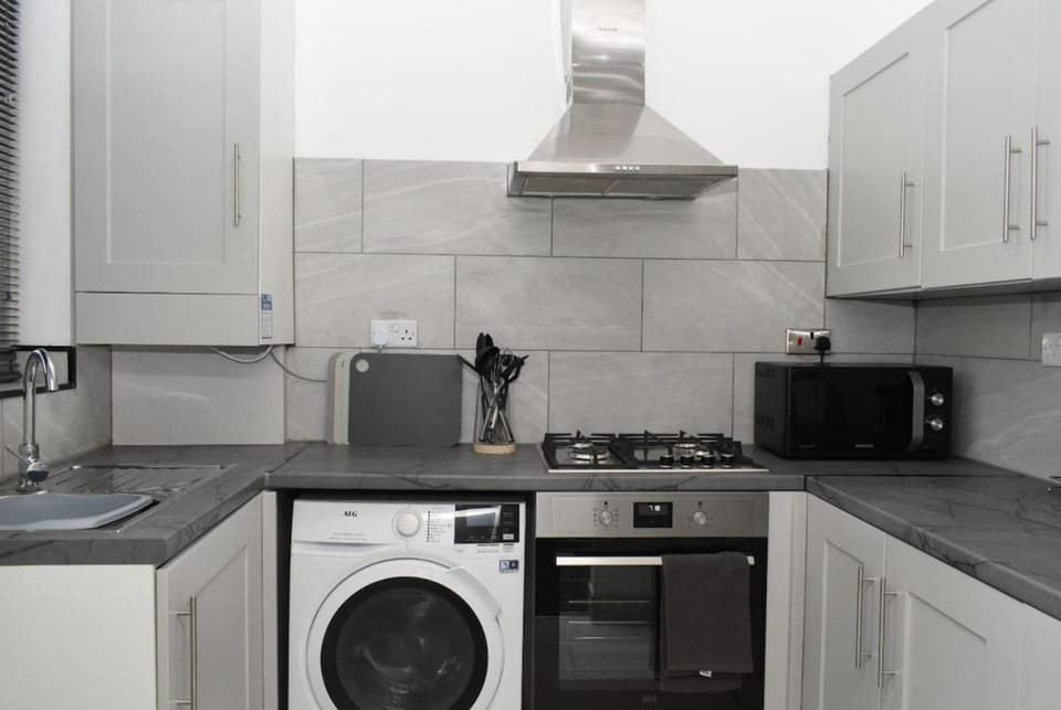 Stylish 4BR Home with Parking Near City & Tram Apartment in Nottingham