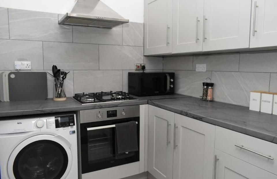 Stylish 4BR Home with Parking Near City & Tram Apartment in Nottingham