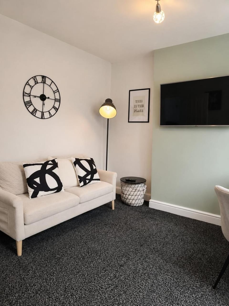 Stylish 4BR Home with Parking Near City & Tram Apartment in Nottingham