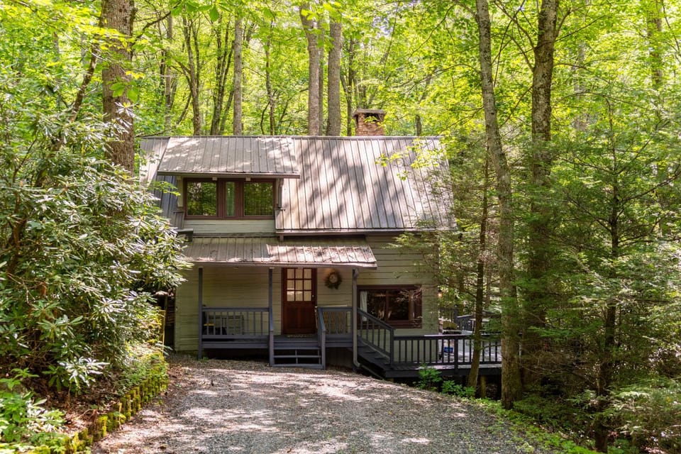 The Dog House - Romantic Hot Tub Creekside Firepit Perfect couples getaway House in Brushy Fork