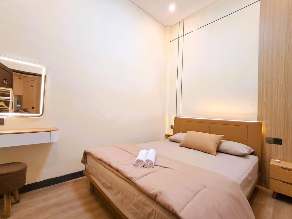 Photo of the whole room, Bedroom