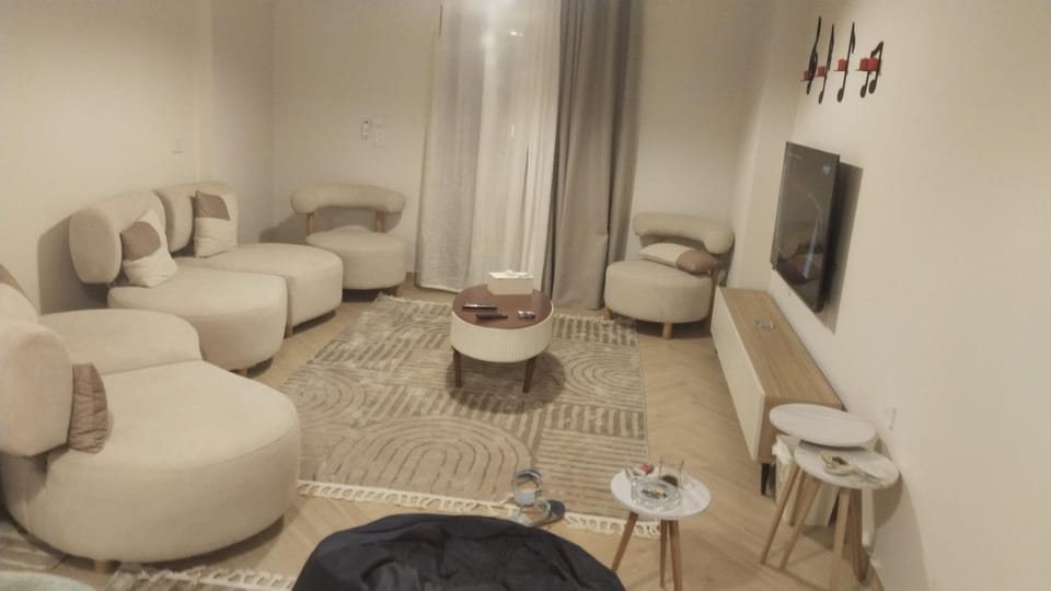 شقه مفروشه بالكامل بجوار الاهرامات والمتحف المصري الكبير Apartment in Egypt