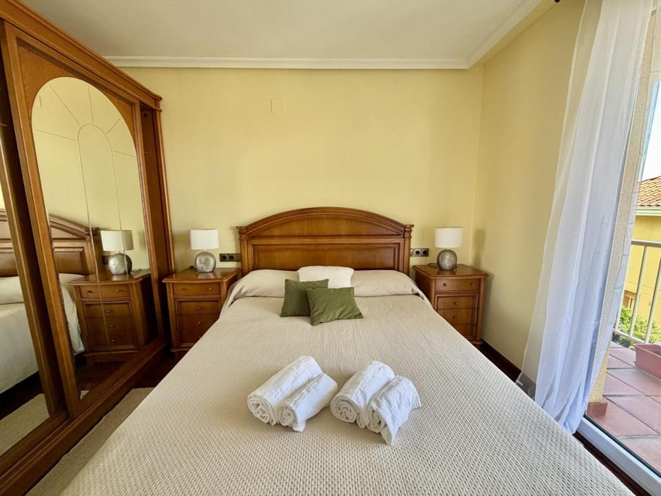 Photo of the whole room, Bedroom