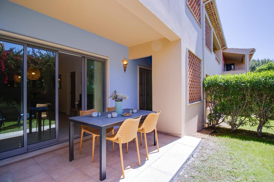 Stylish 2 BD with Pool Wi-Fi AC Garage Beach 2Km Apartment in Guia