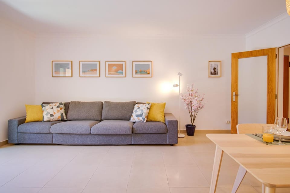 Stylish 2 BD with Pool Wi-Fi AC Garage Beach 2Km Apartment in Guia