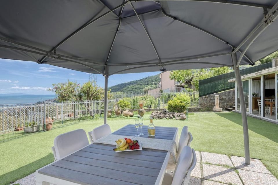 Villa Le Palme T-5 Terre-Garden with Sea View House in La Spezia