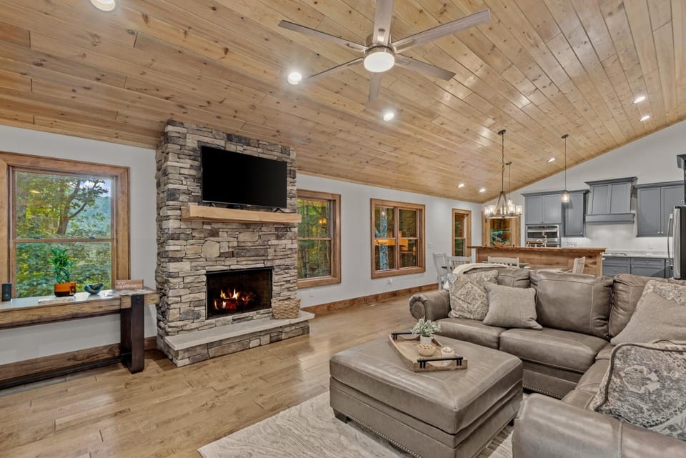 Vilas Retreat - Stunning 4BR with outdoor fireplace House in Brushy Fork