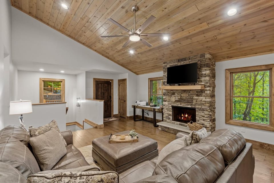 Vilas Retreat - Stunning 4BR with outdoor fireplace House in Brushy Fork