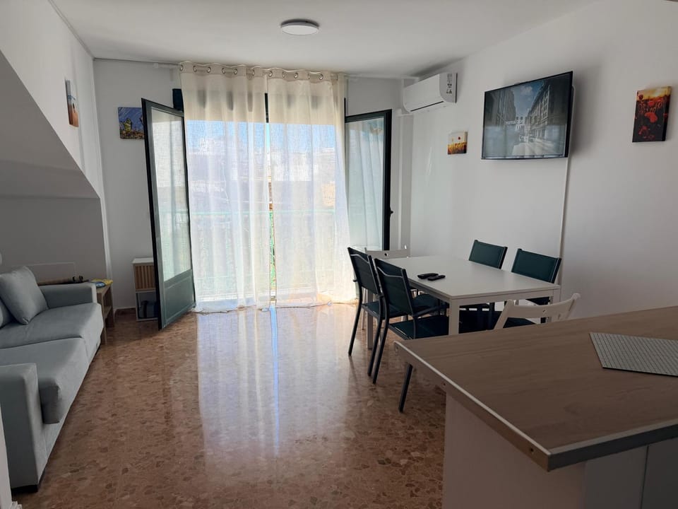 TV and multimedia, Living room, Seating area, Dining area, air conditioner