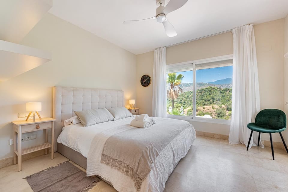 Photo of the whole room, Bedroom, Mountain view
