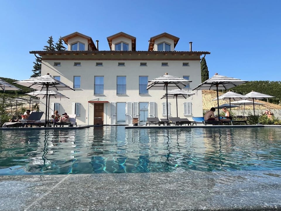 Property building, Day, Pool view, Swimming pool, sunbed