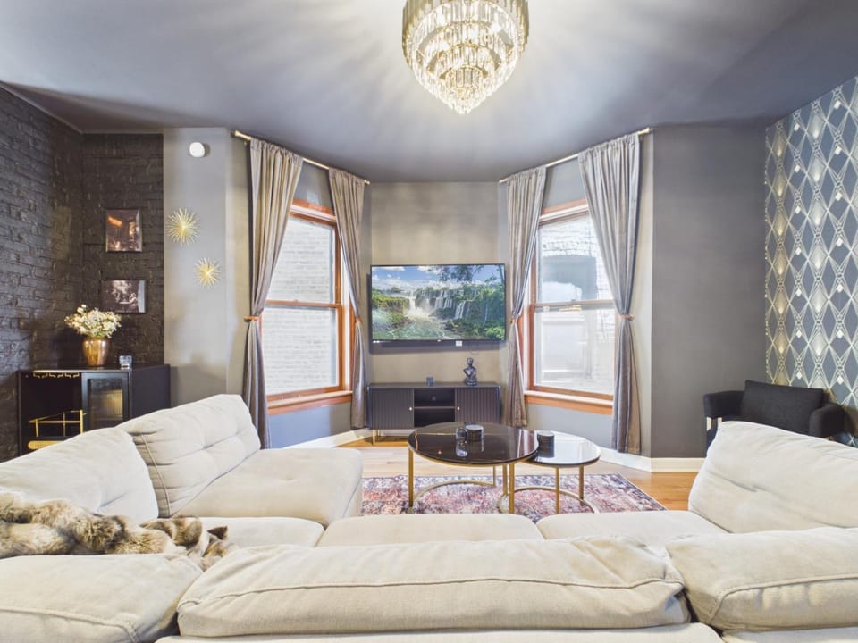 The Dakin Estate 4BR Art Deco Speakeasy Duplex Apartment in Wrigleyville