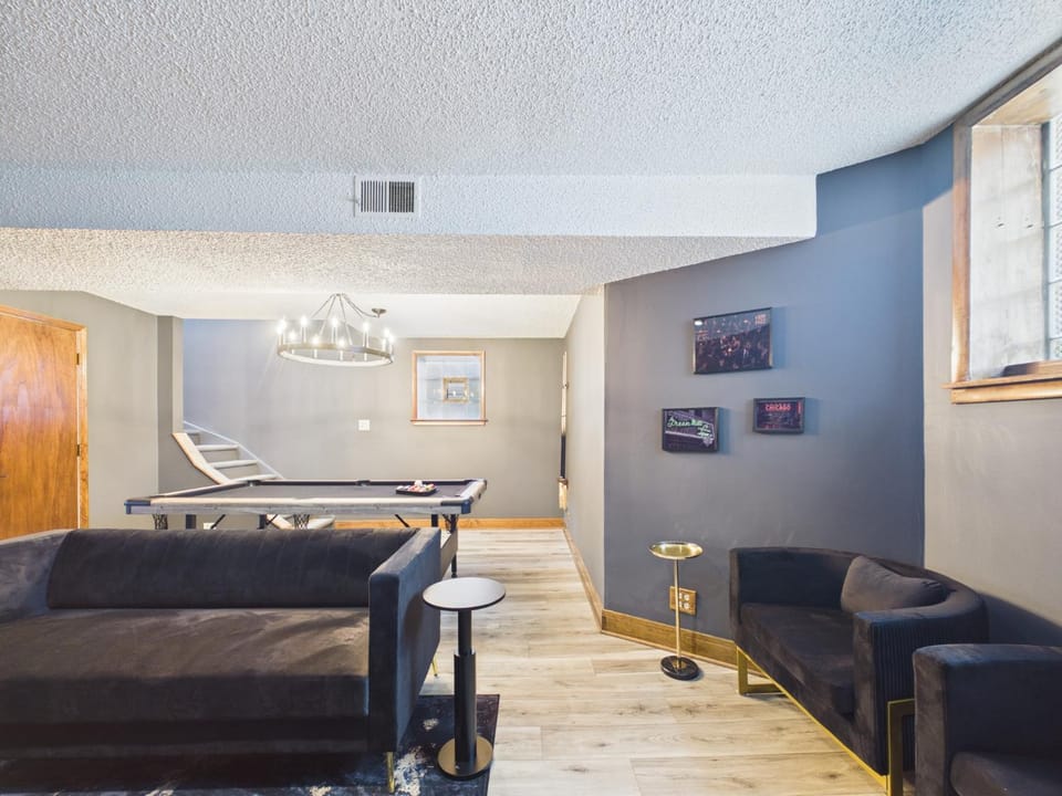 The Dakin Estate 4BR Speakeasy Duplex Apartment in Wrigleyville