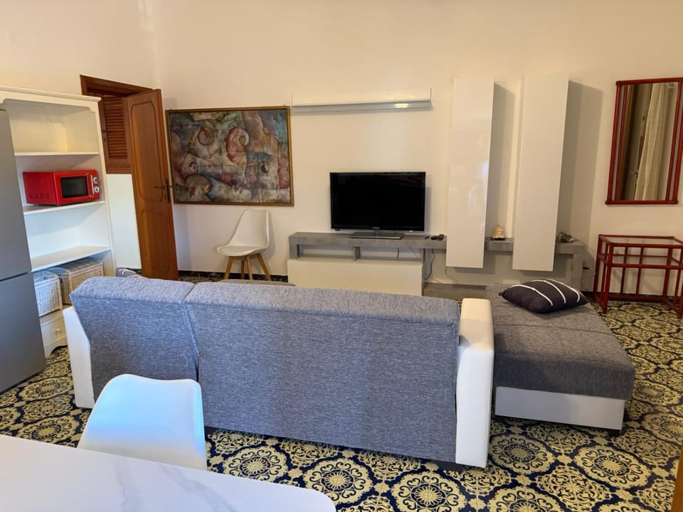 Communal lounge/ TV room, TV and multimedia, Living room, Seating area, Evening entertainment