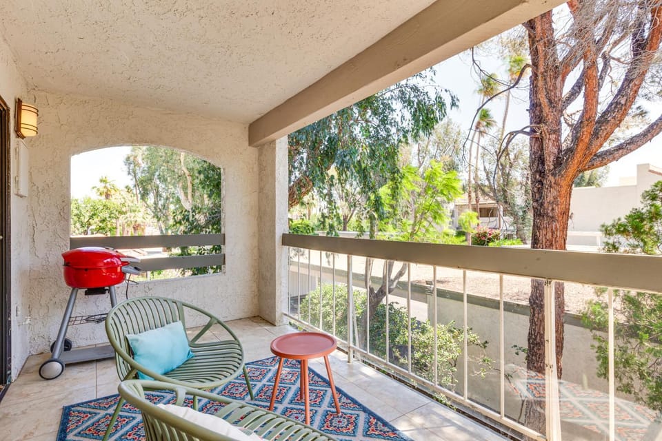 Chic Palm Springs Condo By the Riviera Hotel House in Palm Springs